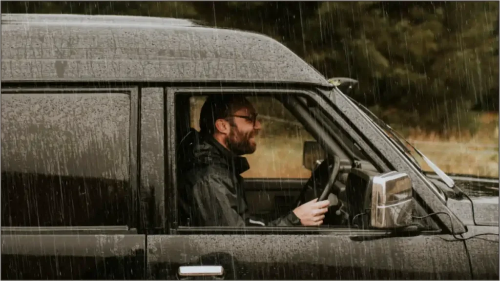 Tips Trik Berkendara Aman Hujan Versi Ringkas